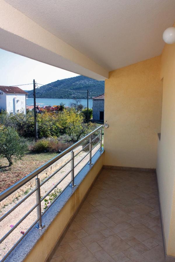 Apartments By The Sea Vinisce, Trogir - 5229 Exteriér fotografie